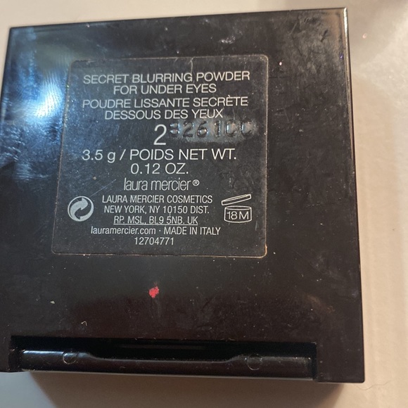 Laura Mercier Secret blurring powder for under eyes - Picture 3 of 3